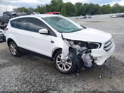 2017 Ford Escape SE, Правый передний угол