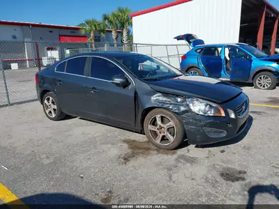2013 Volvo S60 T5/T5 Platinum/T5 Premier/T5 Premier Plus, Левый передний угол