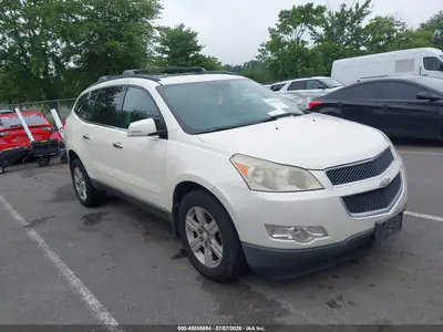 2011 Chevrolet Traverse 2LT, Лівий бік